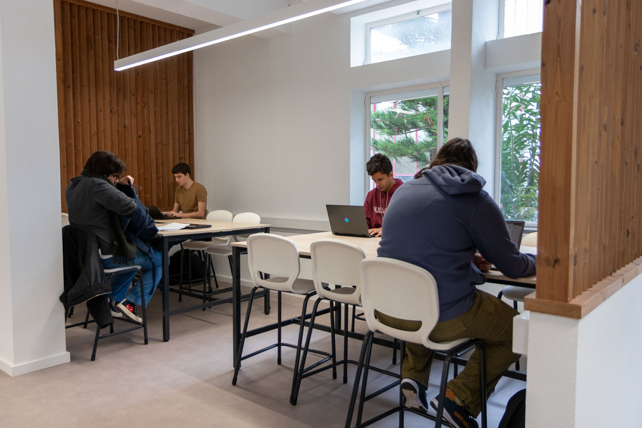 ISEL inaugura nova sala de estudo 24 horas com espaço lounge