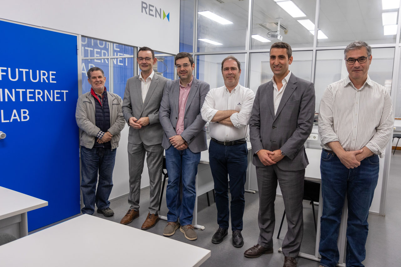 REN doa material informático ao Future Internet Lab do ISEL